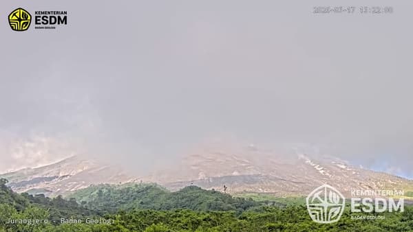 Gunung Merapi kembali mengeluarkan awan panas guguran pada Minggu (17/5/2026) sore. BPPTKG mengimbau masyarakat menjauhi daerah bahaya dan tetap mematuhi rekomendasi resmi karena status Merapi masih berada pada Level III Siaga. (dok. BPPTKG)