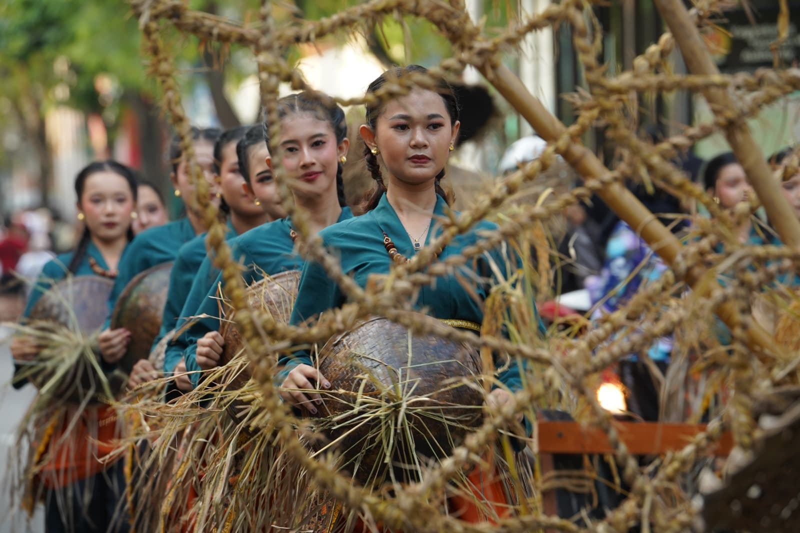Kirab Budaya Tresna Pancasila 2026 berlangsung meriah di Yogyakarta. Mengusung tema Nitya Baswara, kegiatan ini menghadirkan parade budaya dan koreografi bergerak yang menampilkan keberagaman budaya Indonesia dalam semangat persatuan. (dok. DPRD DIY)